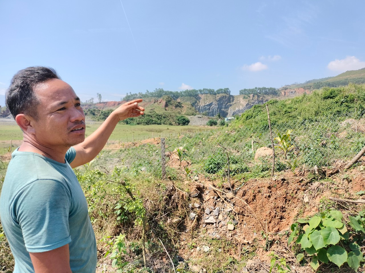 Tại thôn Phước Thuận - Phước Hậu, xã Hòa Nhơn (huyện Hòa Vang, TP Đà Nẵng) hơn 10 năm nay, hơn 130 ha đất đồng ruộng của người dân phải bỏ hoang vì có tới 8 mỏ khai thác đá vây quanh. Có thể kể tên các mỏ của Công ty Khoáng sản miền Nam, Công ty Quang H.T, Công ty Cầu đường 2 Đà Nẵng, Doanh nghiệp thương mại Đỗ Hữu Minh, Công ty CP Vật liệu xây dựng 323, Xí nghiệp khai thác đá Hố Bàn, Công ty CP Chu Lai, Công ty Huỳnh Đức May...