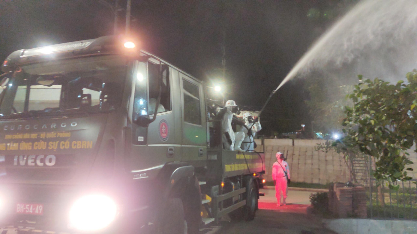 Việc phun khử khuẩn các block chung cư được tiến hành xuyên đêm.