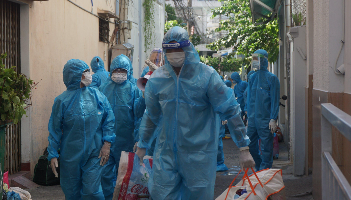 Lực lượng chức năng địa phương hướng dẫn người dân kiệt 90 Đông Đa giãn dân phòng chống dịch lây lan.