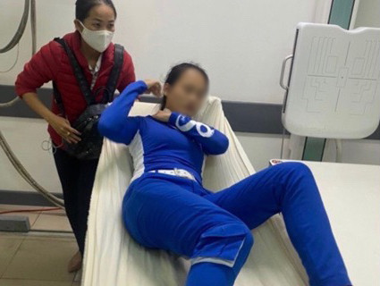 Nữ nhân viên vào viện kiểm tra sức khoẻ sau khi bị đánh.