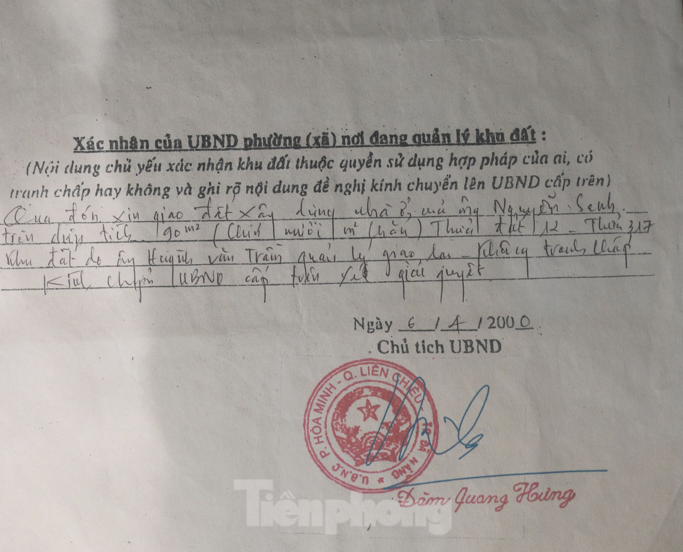 Hồ sơ các nhà xây trái phép có xác nhận và chữ ký của ông Đàm Quang Hưng. Ảnh: Nguyễn Thành
