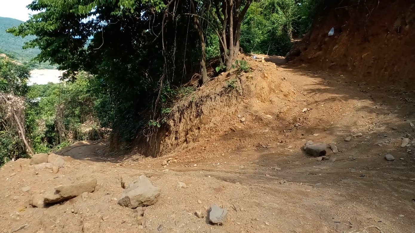 Một khu vực ở rừng Nam Hải Vân đã bị đào bới, mở đường. Ảnh: Nguyễn Thành