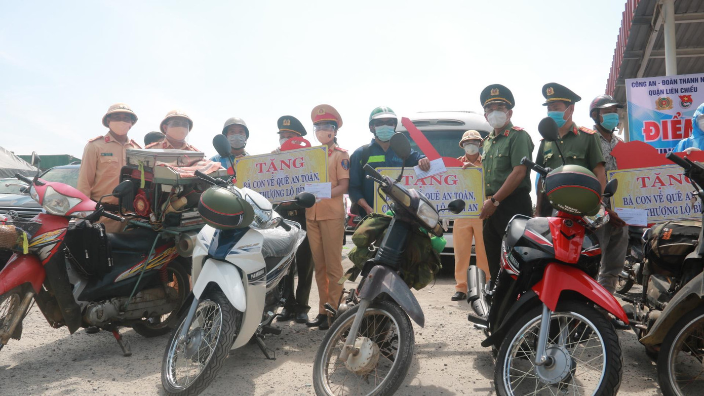 Thiếu tướng Vũ Xuân Viên, Giám đốc Công an TP Đà Nẵng trao tặng xe cho người dân. Thiếu tướng Vũ Xuân Viên, Giám đốc Công an TP Đà Nẵng trao tặng xe cho người dân.