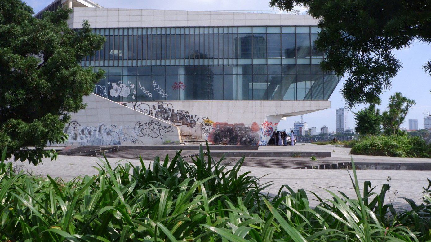 Từ khu vực Thành Điện Hải, lối vào trung tâm hành hành chính TP. Đà Nẵng, bảo tàng Đà Nẵng có thể dễ dàng nhìn thấy các mảng tường của bến du thuyền đã bị vẽ bậy, gây mất mỹ quan đô thị.