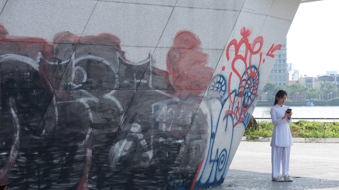 Các mảng tường bị bôi bẩn bởi các các tranh vẽ đường phố graffiti đủ phong cách.