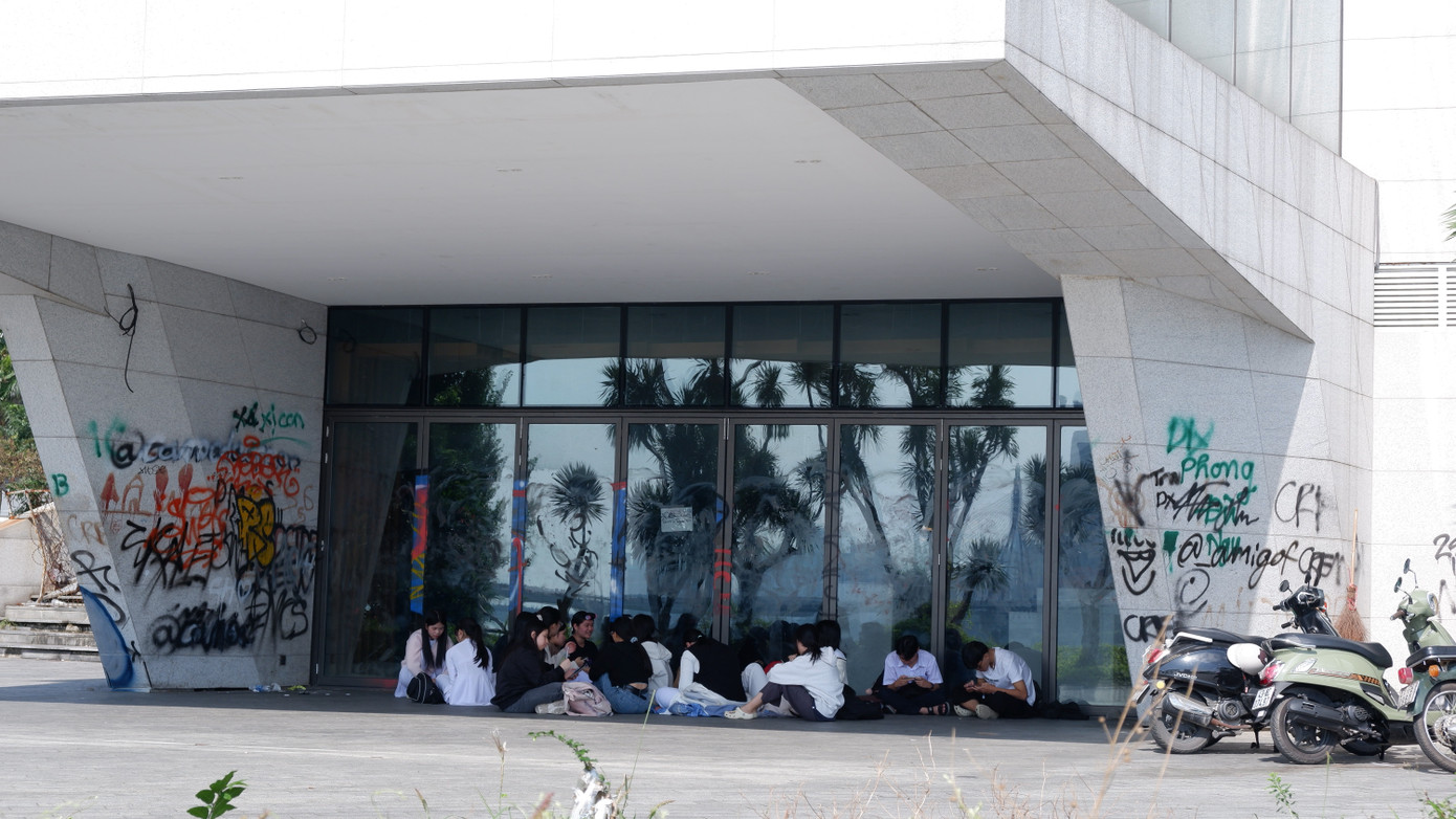 Bên trong các bức tường bị bôi bẩn bởi các ký tự, các hình ảnh kỳ quái. Do nằm ở vị trí trung tâm, khu vực bến du thuyền là địa điểm thu hút nhiều người dân, du khách, nhất là học sinh, sinh viên đến đây tập thể dục, ngắm cảnh, giải trí....