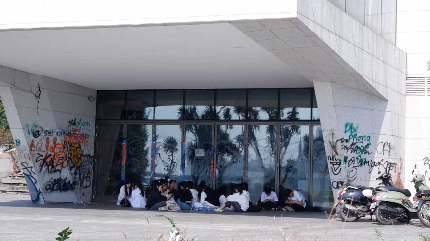 Bên trong các bức tường bị bôi bẩn bởi các ký tự, các hình ảnh kỳ quái. Do nằm ở vị trí trung tâm, khu vực bến du thuyền là địa điểm thu hút nhiều người dân, du khách, nhất là học sinh, sinh viên đến đây tập thể dục, ngắm cảnh, giải trí....