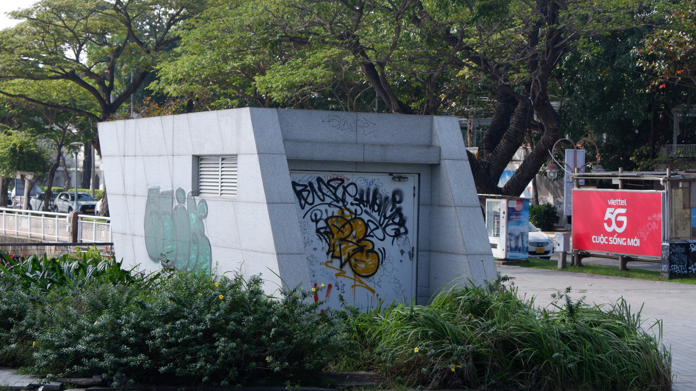 Hộp trụ kỹ thuật của công trình cũng trở thành địa điểm sáng tác của các "họa sĩ" đường phố.