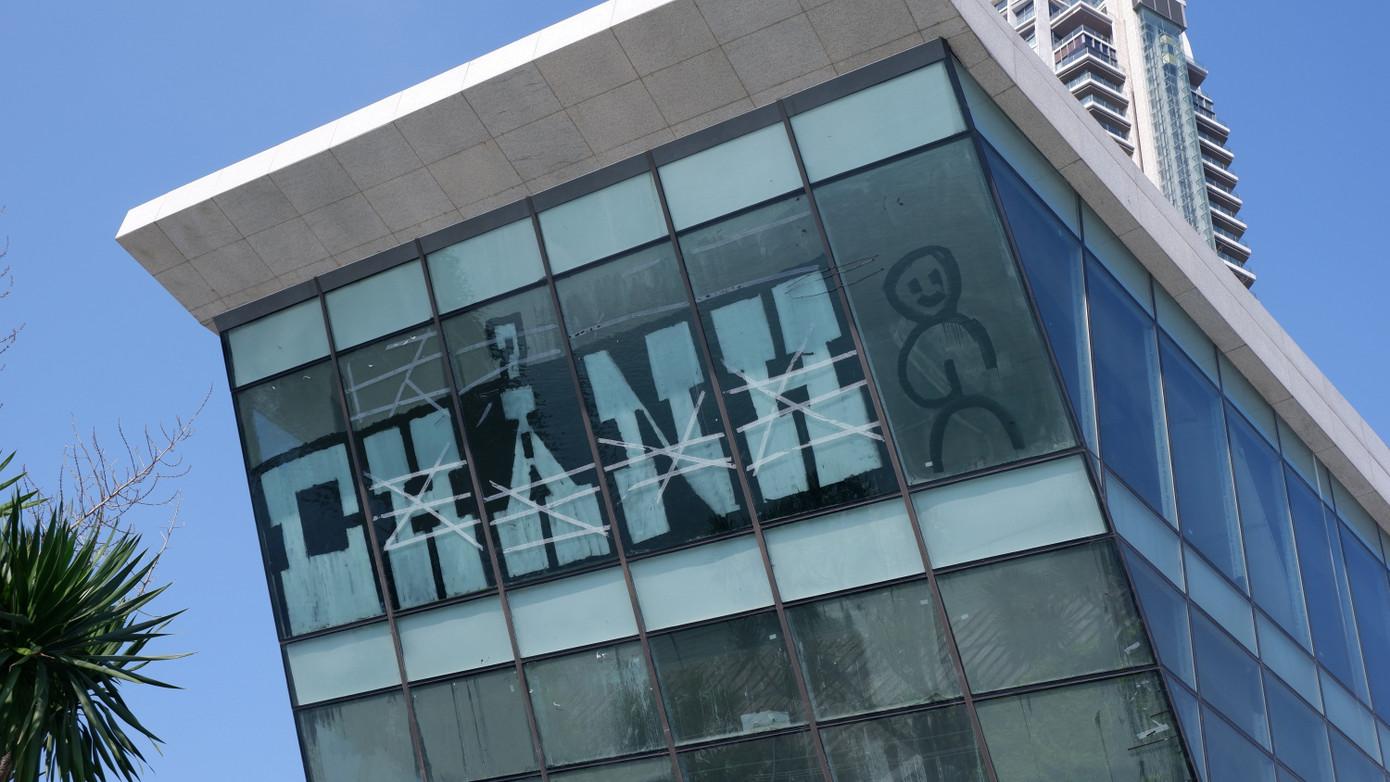 Dù ở tầng trên cùng, nhưng cửa kính của công trình vẫn bị vẽ, viết bậy.