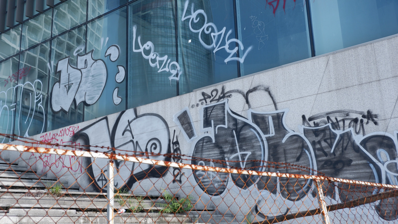 Xử lý tình trạng viết vẽ bậy, nhếch nhác tại khu vực bến du thuyền, lãnh đạo UBND quận Hải Châu cho biết địa phương đã liên tục ra quân, xử lý, dọn dẹp nhưng chưa thể triệt để do "đây là tài sản của doanh nghiệp, nên cũng khó". Hiện, quận cũng giao đơn vị liên quan có biện pháp để phục bắt người viết vẽ bậy, xử lý theo quy định. Từ nay đến Tết Nguyên đán, quận sẽ tiến hành chùi, xóa, đảm bảo mỹ quan đô thị.