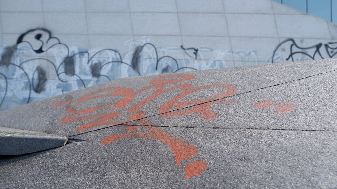 Từ thềm đá, đến tường, cửa kính xung quanh công trình bỏ hoang đều bị vẽ bậy dày kín.