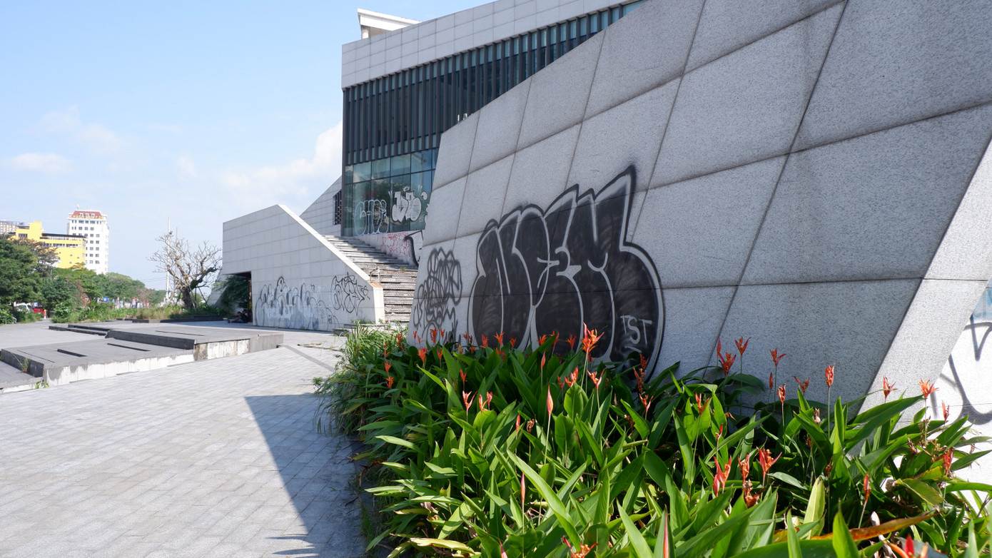 Tranh vẽ đường phố graffiti ở một số quốc gia như Mỹ và Úc là bất hợp pháp và bị coi là hành vi phá hoại.