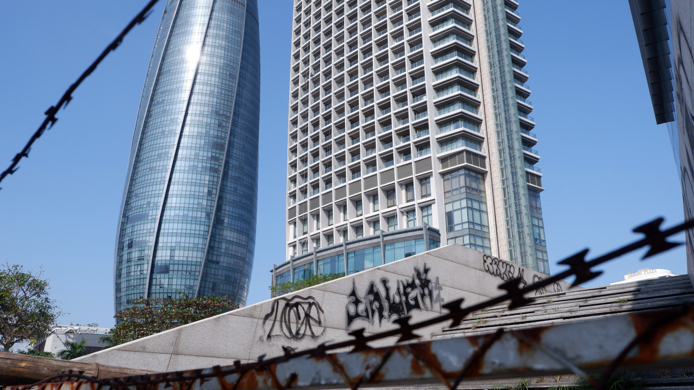 Ngày 9/8/2024, UBND TP. Đà Nẵng đã có văn bản, trong đó, giao Sở Xây dựng chủ trì, phối hợp các đơn vị liên quan tổng hợp, hoàn chỉnh báo cáo xử lý các kiến nghị, đề xuất của Công ty TNHH I.V.C về các vướng mắc và các vấn đề liên quan trong xử lý công trình nhà hàng và bến du thuyền phía nam cảng sông Hàn, dự thảo văn bản trình UBND thành phố xem xét. Sở Xây dựng TP. Đà Nẵng cho biết, đã có công văn trình UBND thành phố xem xét, báo cáo Ban cán sự Đảng UBND thành phố, báo cáo Thường trực Thành ủy. Hiện nay, các cơ quan có thẩm quyền đang xem xét và chưa có ý kiến chỉ đạo.