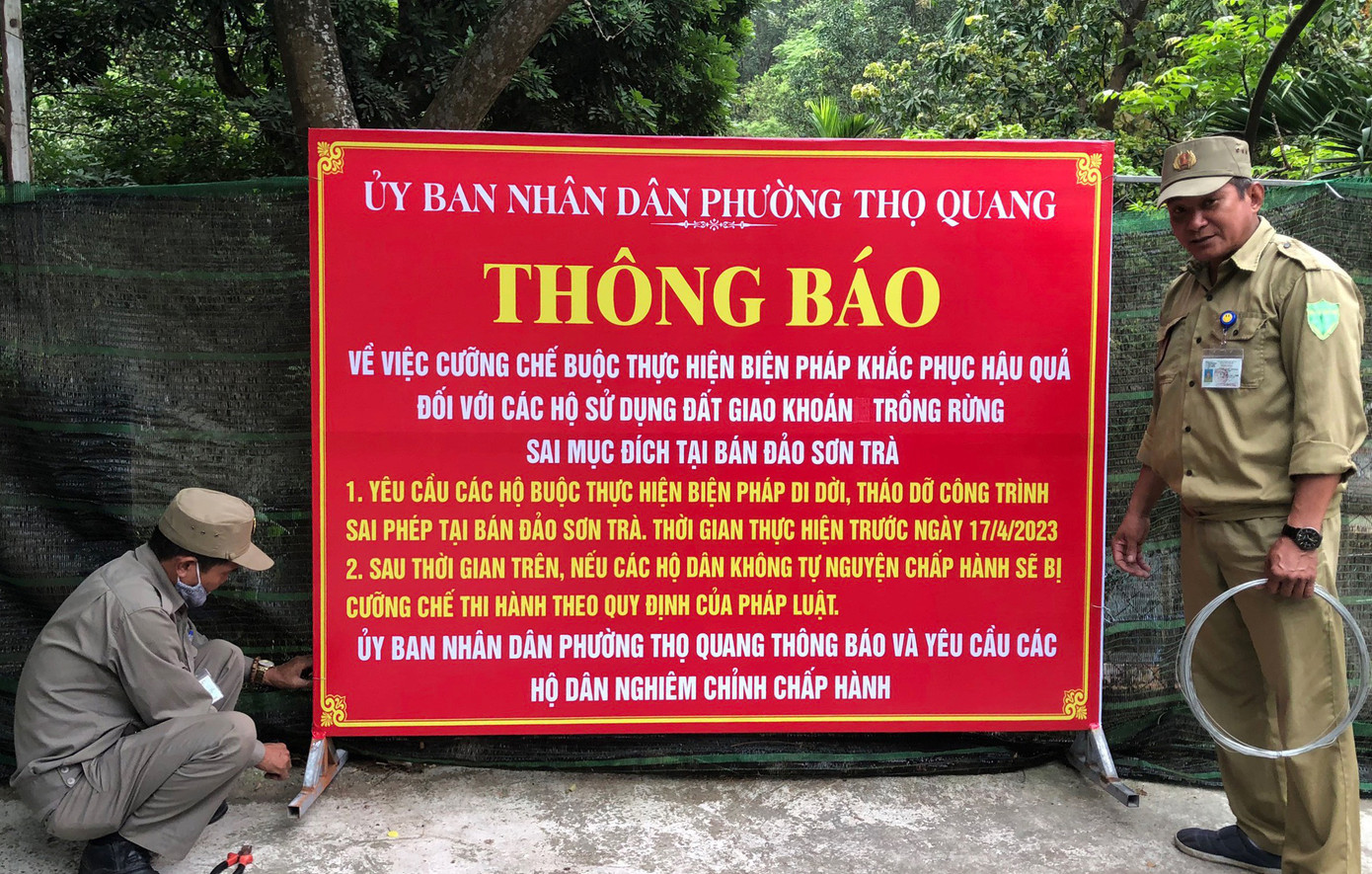 Lực lượng chức năng dựng thông báo cưỡng chế công trình trái phép ở bán đảo Sơn Trà. (ảnh: Nguyễn Thành) Lực lượng chức năng dựng thông báo cưỡng chế công trình trái phép ở bán đảo Sơn Trà. (ảnh: Nguyễn Thành)