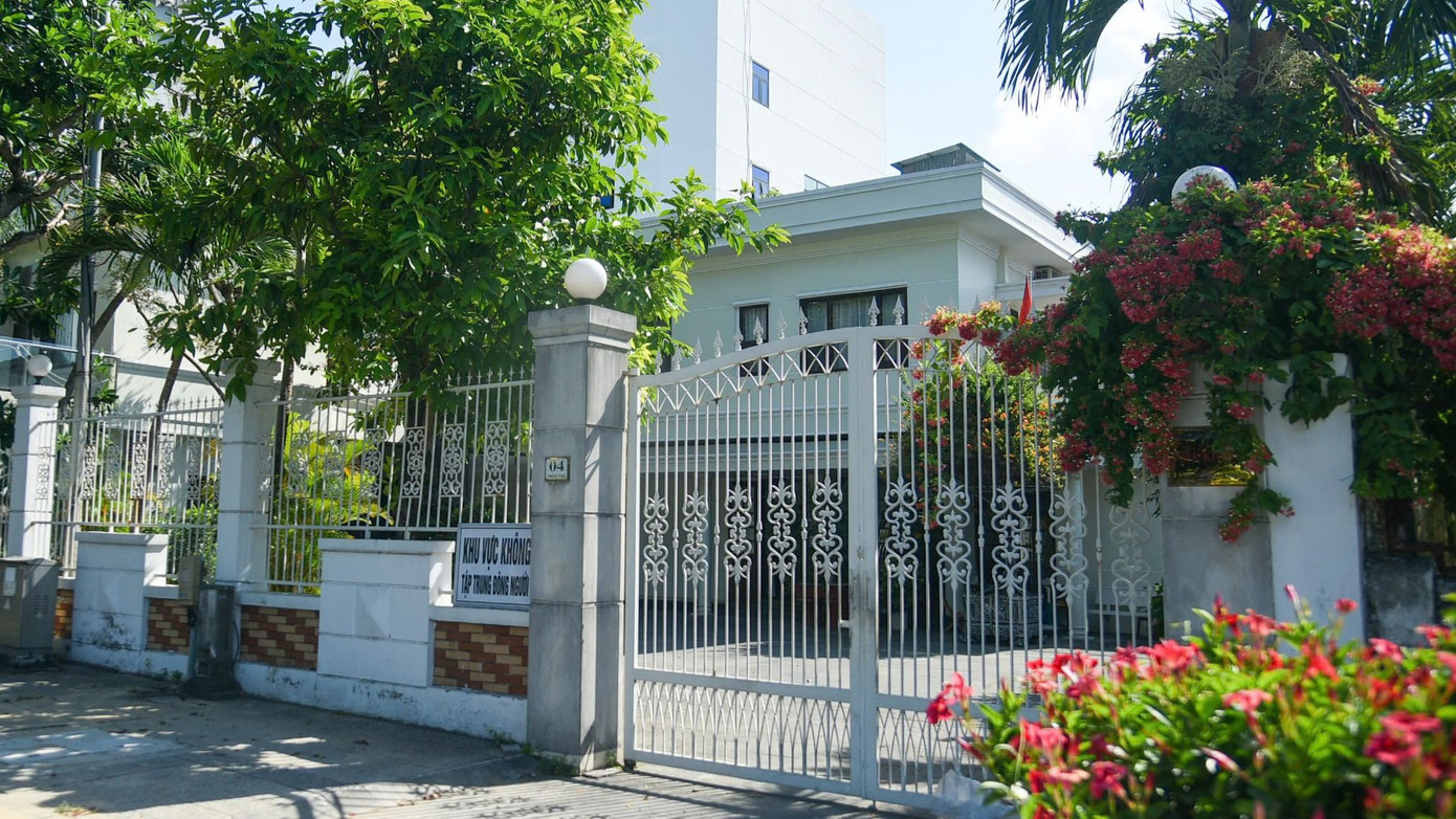 Nhà đất số 4 Trần Phú (quận Hải Châu, TP Đà Nẵng) gồm một khối nhà hai tầng, 10 phòng, diện tích 15 - 20 m2/phòng được đưa vào danh sách bố trí. Công trình này đã đưa vào sử dụng, dự toán sửa chữa khoảng 2 tỉ đồng. Nơi này được đề xuất bố trí cho thuê đối với cán bộ, công chức viên chức, ưu tiên các trường hợp thuộc diện bố trí nhà ở công vụ (từ phó giám đốc sở và tương đương trở lên).