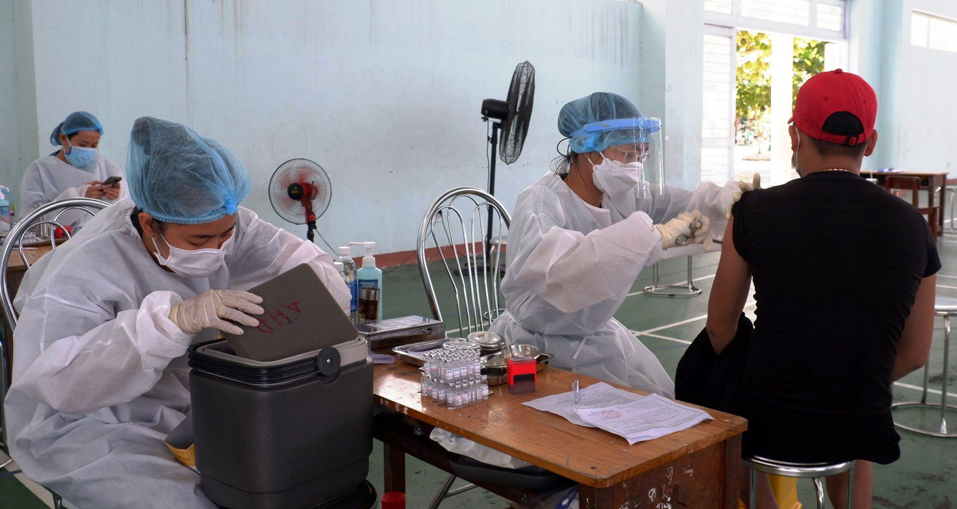 Sở Y tế TP Đà Nẵng phối hợp với các quận, huyện đã bố trí 100 điểm tiêm rải khắp các địa bàn để hạn chế tập trung đông người và người dân không phải di chuyển xa.