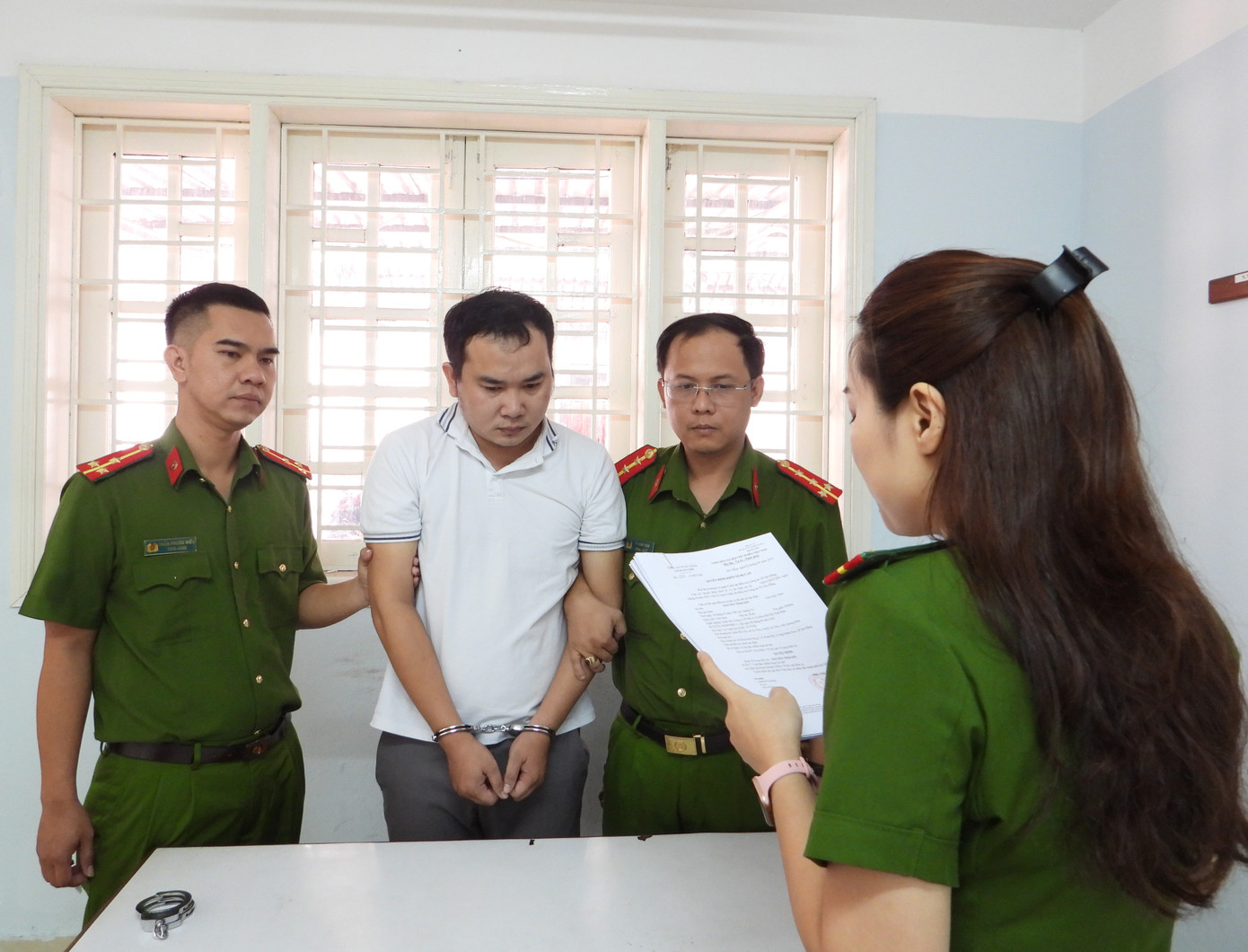 Công an thực hiện lệnh bắt Nguyễn Vĩnh Sơn.