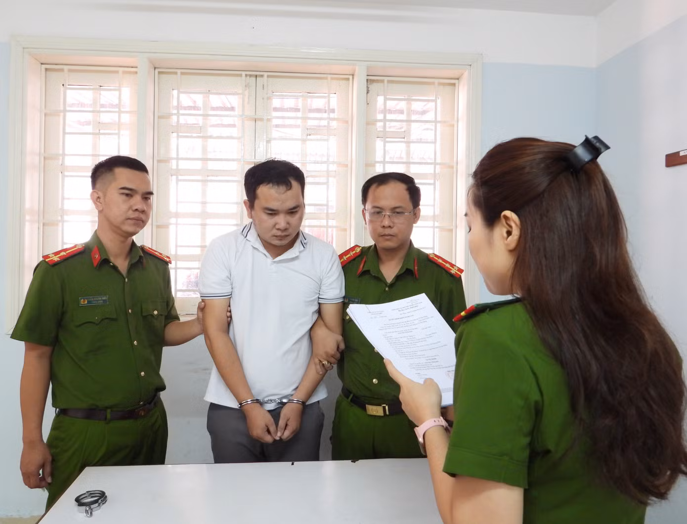 Công an thực hiện lệnh bắt Nguyễn Vĩnh Sơn.