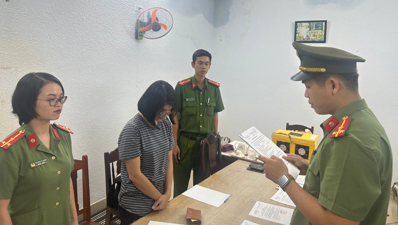 Công an thực hiện lệnh bắt đối với Đào Thị Thảo.