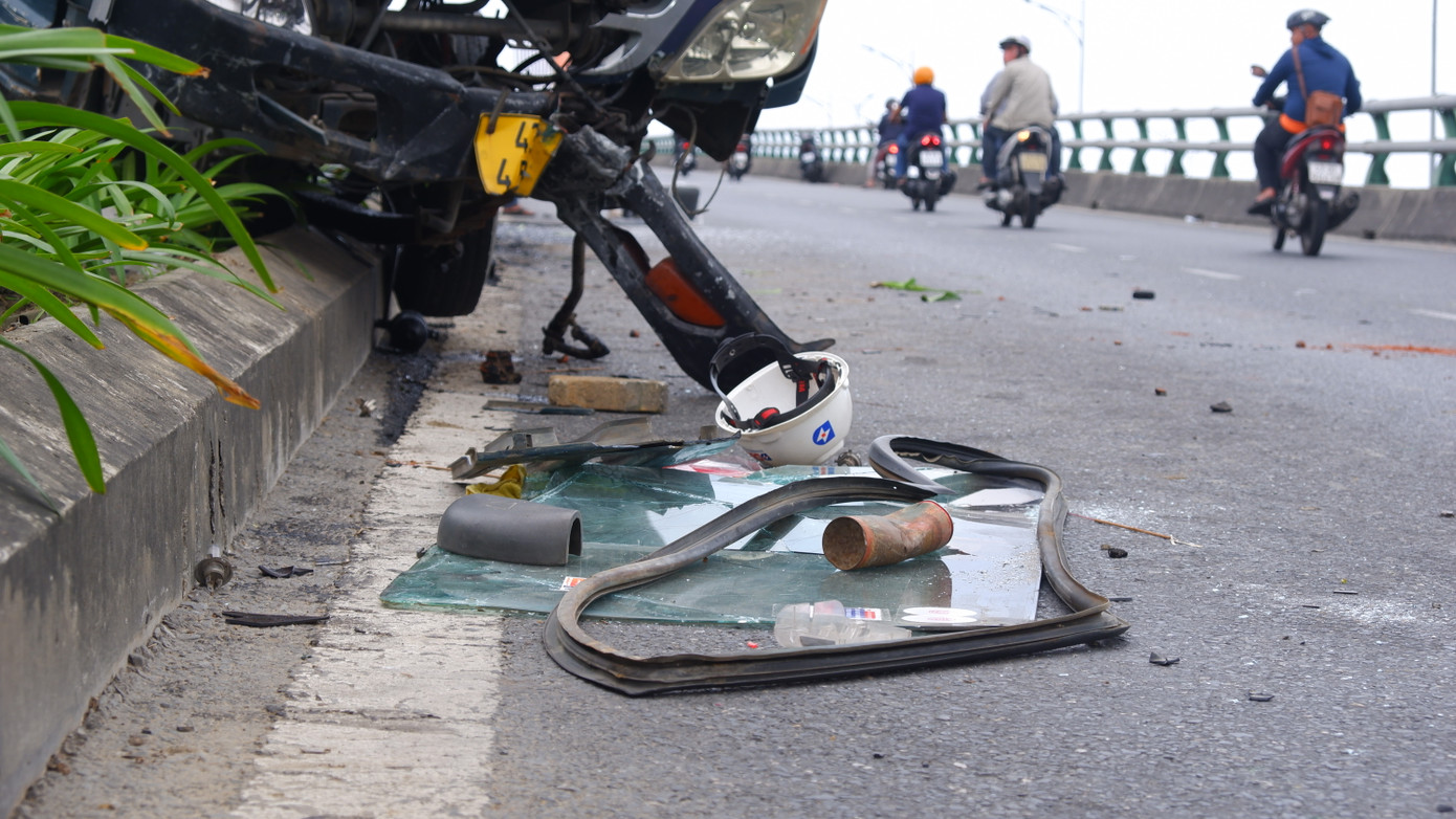 Tại hiện trường, tài xế H. ban đầu cho biết, khi điều khiển xe lên dốc ở cầu vượt Ngã Ba Huế xe vẫn chạy bình thường. Nhưng khi đổ dốc hướng về đường Tôn Đức Thắng, xe bất ngờ mất thắng. Để không tông vào các xe phía trước, ông H. cho biết đã đánh lái cố tình tông xe vào dải phân cách để dừng xe.