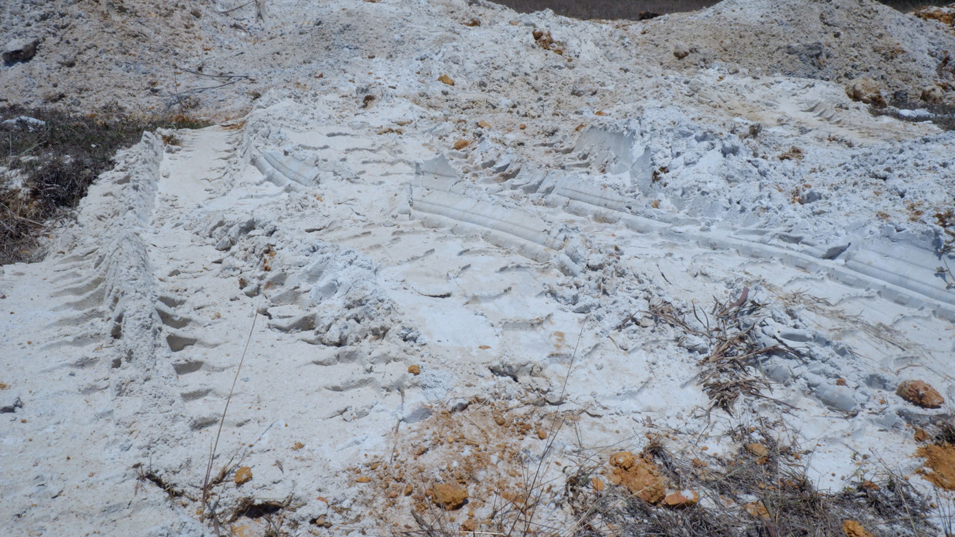 Dấu vết xe tải, xe múc vào đào trộm cát vẫn còn y nguyên. Dấu vết xe tải, xe múc vào đào trộm cát vẫn còn y nguyên.