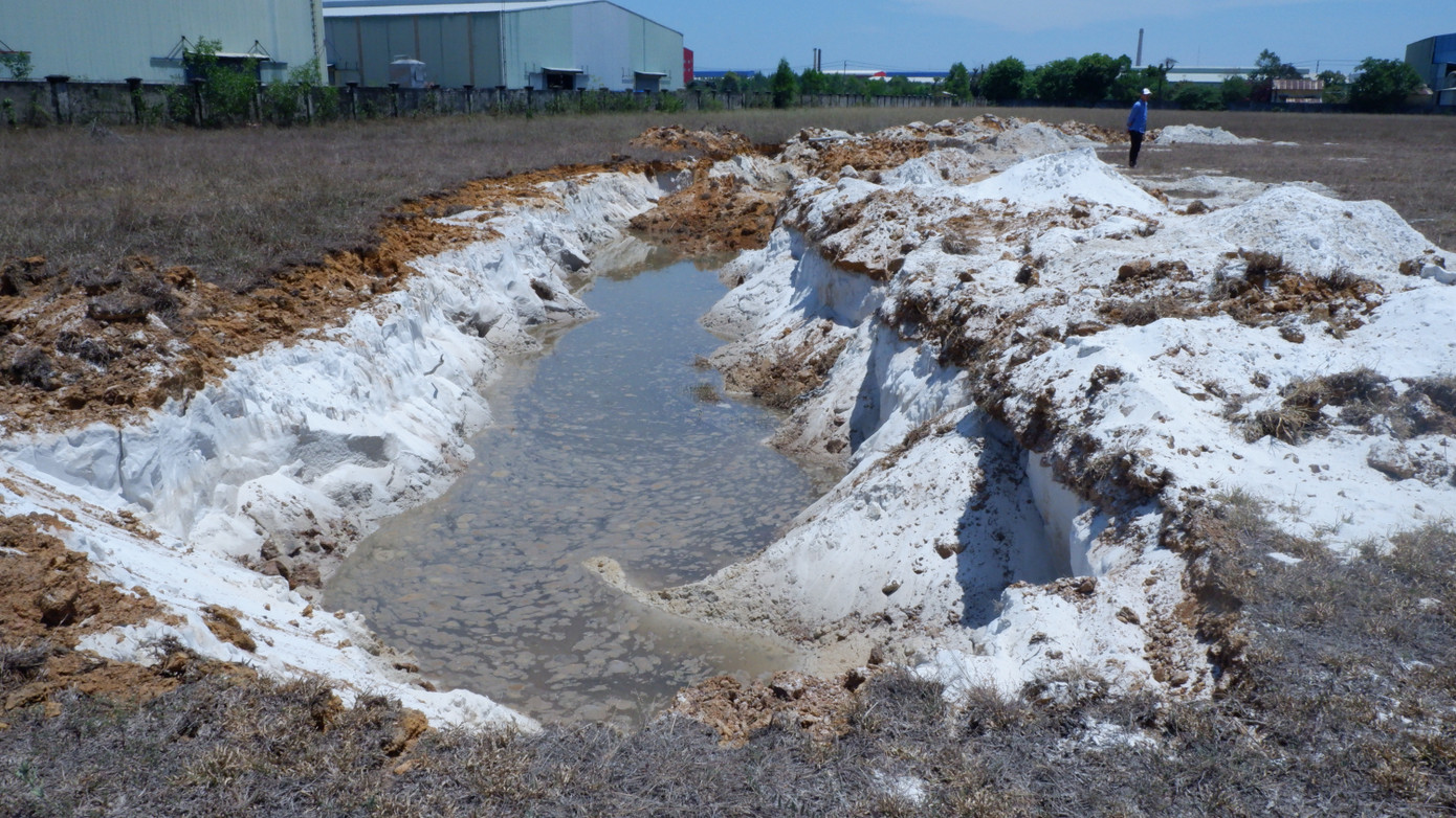 Theo phản ánh, đây là khuôn viên đất nằm trong nhà máy Công ty Raico Việt Nam chuẩn bị xây dựng nhà xưởng sản xuất đã bị kẻ trộm phá hoại, làm ảnh hưởng đến tiến độ xây dựng nhà máy cũng như kế hoạch kinh doanh của doanh nghiệp. Theo phản ánh, đây là khuôn viên đất nằm trong nhà máy Công ty Raico Việt Nam chuẩn bị xây dựng nhà xưởng sản xuất đã bị kẻ trộm phá hoại, làm ảnh hưởng đến tiến độ xây dựng nhà máy cũng như kế hoạch kinh doanh của doanh nghiệp.