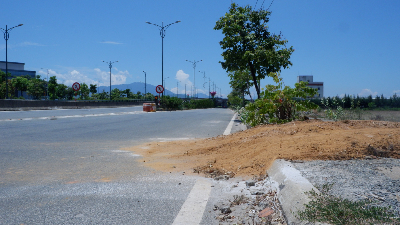 Dấu vết cát sau khi bị trộm đã được vận chuyển chở ra đường lớn, lên cầu vượt nối Quốc lộ 1A và cao tốc Đà Nẵng - Quảng Ngãi. Dấu vết cát sau khi bị trộm đã được vận chuyển chở ra đường lớn, lên cầu vượt nối Quốc lộ 1A và cao tốc Đà Nẵng - Quảng Ngãi.