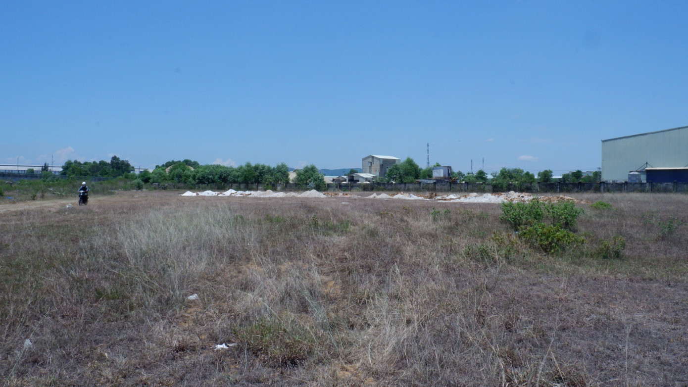 Diện tích đất bị đào trộm nằm ngay trục đường chính nối cảng Tam Hiệp với quốc lộ 1A và cao tốc Đà Nẵng - Quảng Ngãi. Việc ngang nhiên đào trộm cát trắng gây bức xúc cho các đơn vị, doanh nghiệp trên địa bàn. Ngay khi phát hiện sự việc, chủ sở hữu khu đất đã báo Công an huyện Núi Thành để điều tra, xử lý. Diện tích đất bị đào trộm nằm ngay trục đường chính nối cảng Tam Hiệp với quốc lộ 1A và cao tốc Đà Nẵng - Quảng Ngãi. Việc ngang nhiên đào trộm cát trắng gây bức xúc cho các đơn vị, doanh nghiệp trên địa bàn. Ngay khi phát hiện sự việc, chủ sở hữu khu đất đã báo Công an huyện Núi Thành để điều tra, xử lý.