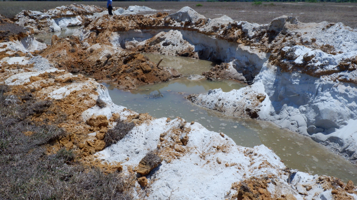 Cát trắng tại khu vực ven biển Quảng Nam hiện có giá trị và giá bán rất cao nên kẻ gian đã lợi dụng buổi đêm cho xe đến múc trộm một cách trắng trợn. Cát trắng tại khu vực ven biển Quảng Nam hiện có giá trị và giá bán rất cao nên kẻ gian đã lợi dụng buổi đêm cho xe đến múc trộm một cách trắng trợn.
