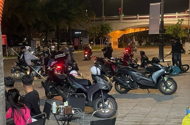 Hình ảnh các đối tượng tham gia vụ việc được ghi lại và đưa lên mạng xã hội.