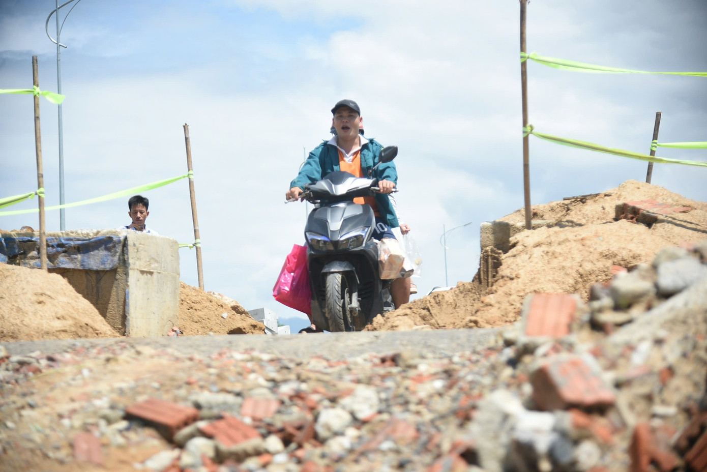 Người dân xã Hòa Tiến và phường Điện Bàn Bắc (TP Đà Nẵng) mong muốn cây cầu biểu tượng kết nối Quảng Nam và Đà Nẵng khi chưa sáp nhập sẽ sớm hoàn thành vừa có ý nghĩa lịch sử, góp phần phát triển kinh tế - xã hội địa phương, giúp người dân đi lại thuận lợi hơn.