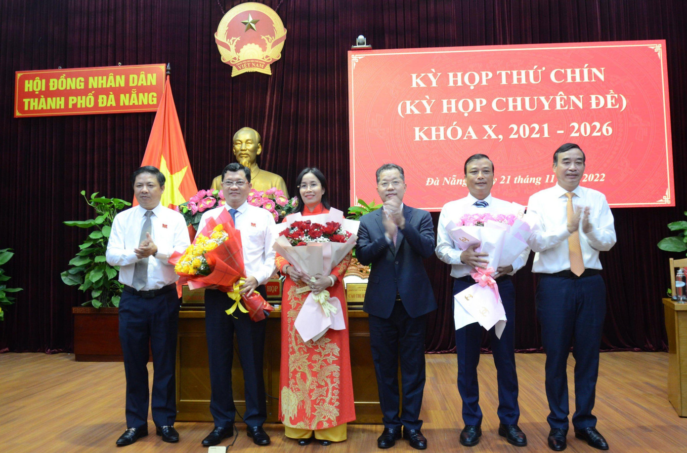 Lãnh đạo TP Đà Nẵng tặng hoa, chúc mừng những cán bộ nhận nhiệm vụ mới. Lãnh đạo TP Đà Nẵng tặng hoa, chúc mừng những cán bộ nhận nhiệm vụ mới.