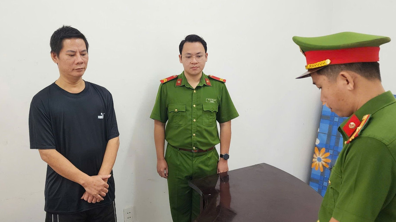 Công an thực hiện lệnh khởi tố đối với Huỳnh Đức Hải. Công an thực hiện lệnh khởi tố đối với Huỳnh Đức Hải.