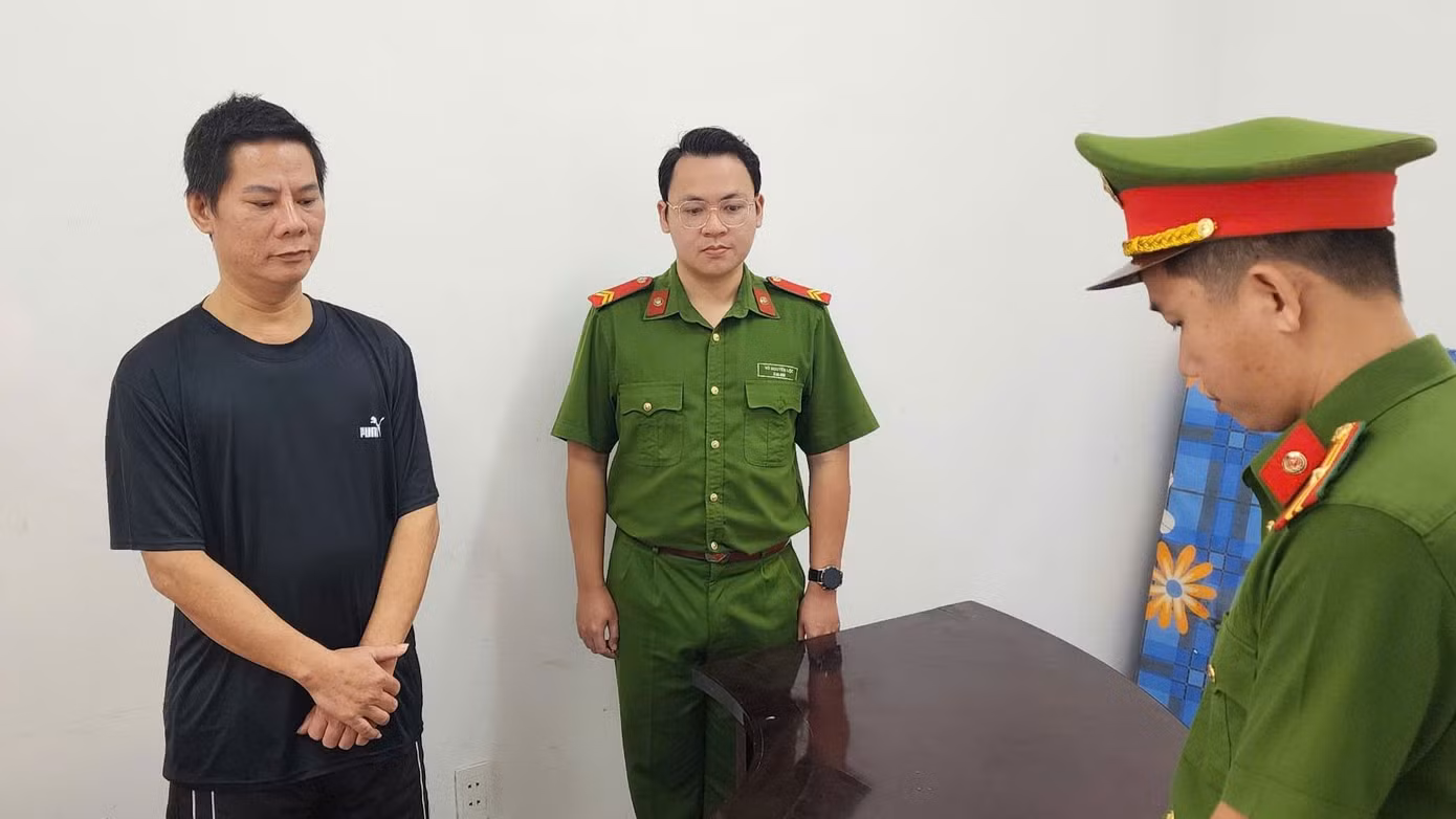 Công an thực hiện lệnh khởi tố đối với Huỳnh Đức Hải. Công an thực hiện lệnh khởi tố đối với Huỳnh Đức Hải.