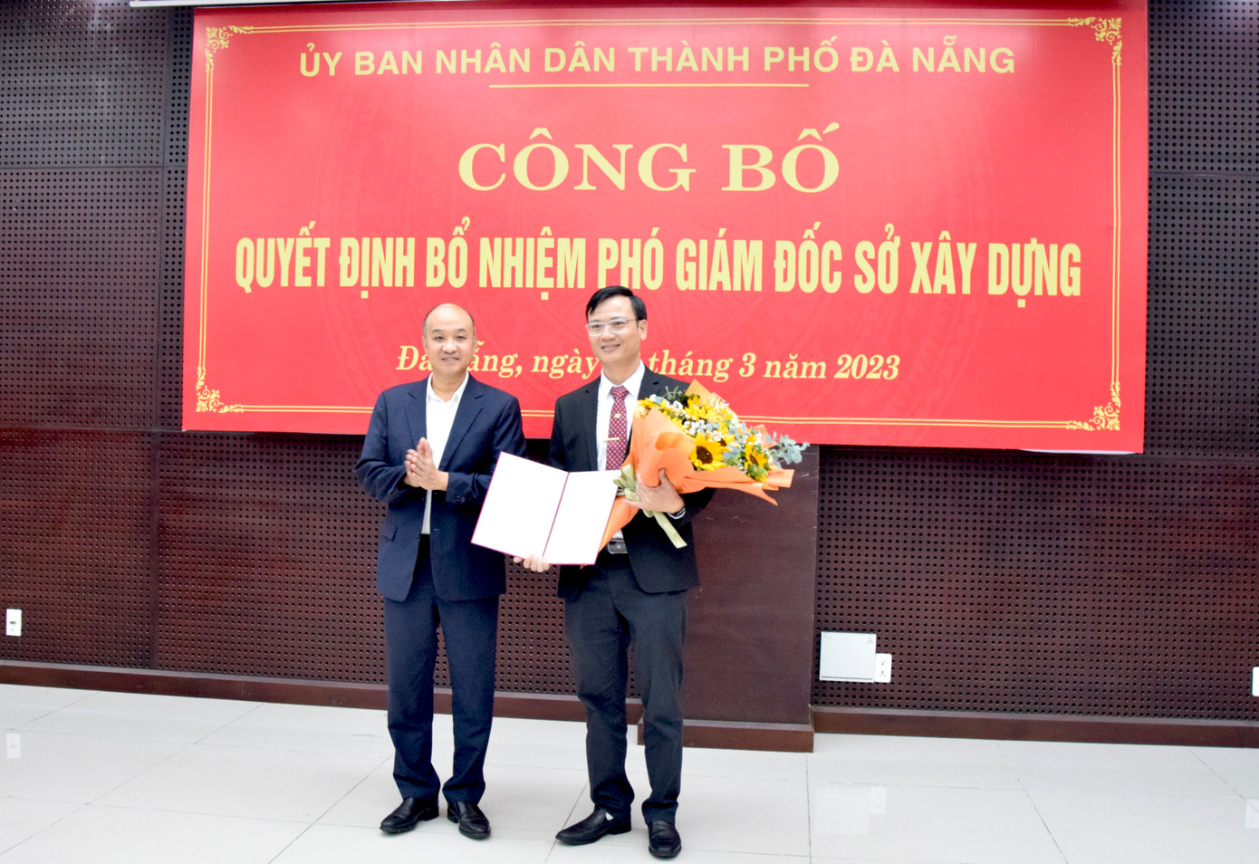 Ông Lê Văn Tuấn (phải) được bổ nhiệm làm Phó giám đốc sở Xây dựng Đà Nẵng. Ông Lê Văn Tuấn (phải) được bổ nhiệm làm Phó giám đốc sở Xây dựng Đà Nẵng.