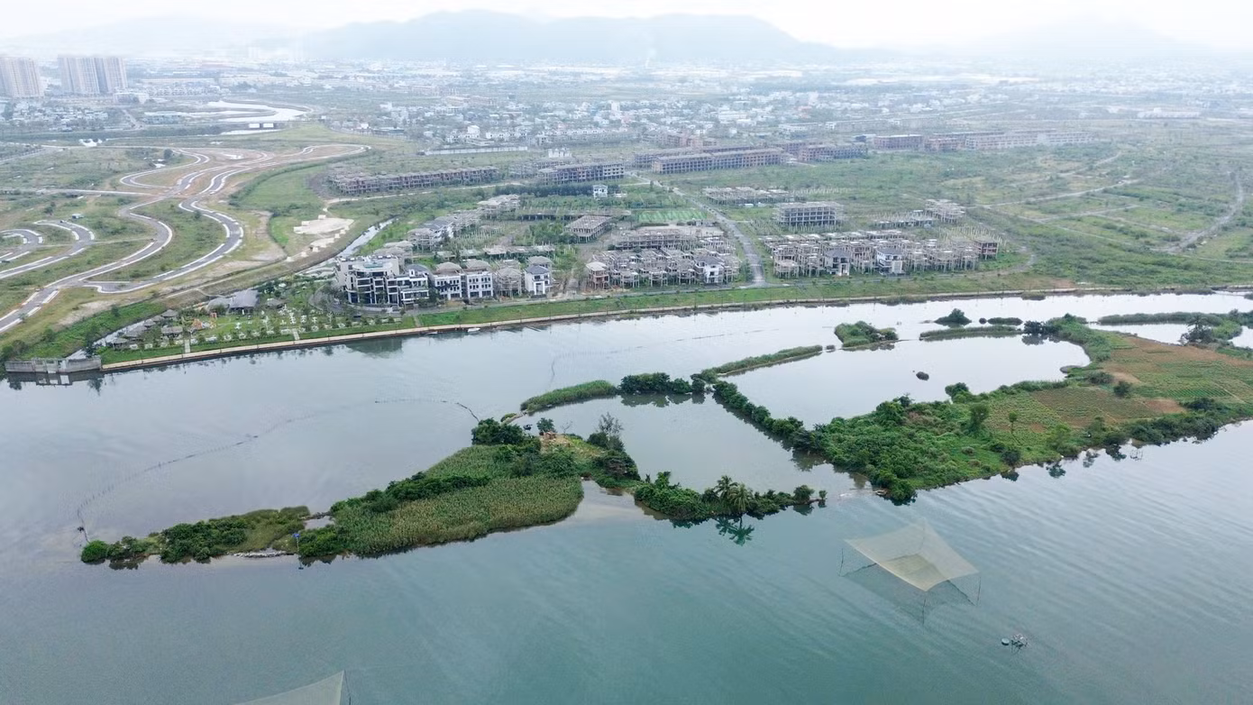 Rộng hơn 381ha với "view triệu đô" bên dòng sông Cu Đê (thuộc quận Liên Chiểu và huyện Hòa Vang, TP Đà Nẵng) dự án Khu đô thị sinh thái Quan Nam – Thủy Tú (Golden Hills) đang trong cảnh bỏ hoang nhiều năm liền, gây lãng phí nguồn lực đất đai do vướng mắc pháp lý liên quan đến Kết luận của Thanh tra Chính phủ từ năm 2012.