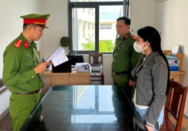 Công an quận Thanh Khê tống đạt quyết định khởi tố bị can đối với Trương Thị Vân Anh. Ảnh: CAĐN