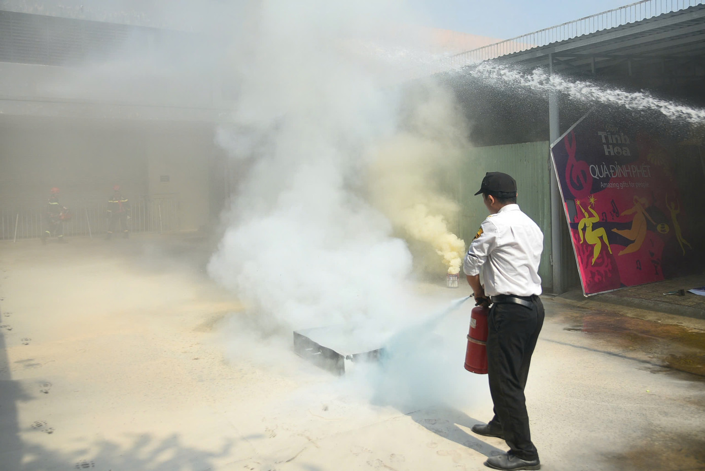 Vụ nổ làm 3 nhân viên tại chỗ chấn thương, đồng thời khiến cánh cửa cuốn sập xuống kẹt chặt lối thoát và chập điện tại khu vực chứa nhiên liệu. Ngọn lửa bùng phát nhanh, tạo thành đám cháy thứ phát lan rộng. Đội chữa cháy cùng lực lượng tại chỗ triển khai đồng bộ, sử dụng bình chữa cháy xách tay, lăng phun nước và máy bơm chữa cháy để khống chế ngọn lửa. Vụ nổ làm 3 nhân viên tại chỗ chấn thương, đồng thời khiến cánh cửa cuốn sập xuống kẹt chặt lối thoát và chập điện tại khu vực chứa nhiên liệu. Ngọn lửa bùng phát nhanh, tạo thành đám cháy thứ phát lan rộng. Đội chữa cháy cùng lực lượng tại chỗ triển khai đồng bộ, sử dụng bình chữa cháy xách tay, lăng phun nước và máy bơm chữa cháy để khống chế ngọn lửa.