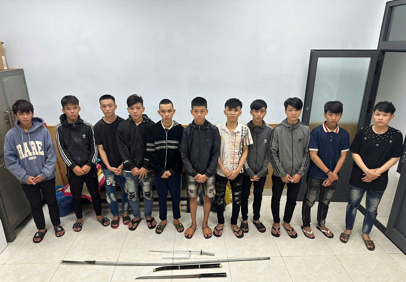 Các đối tượng bị khởi tố, bắt tạm giam về tội cố ý gây thương tích, đồng thời đang tiếp tục củng cố hồ sơ để khởi tố về tội “giết người”. Các đối tượng bị khởi tố, bắt tạm giam về tội cố ý gây thương tích, đồng thời đang tiếp tục củng cố hồ sơ để khởi tố về tội “giết người”.