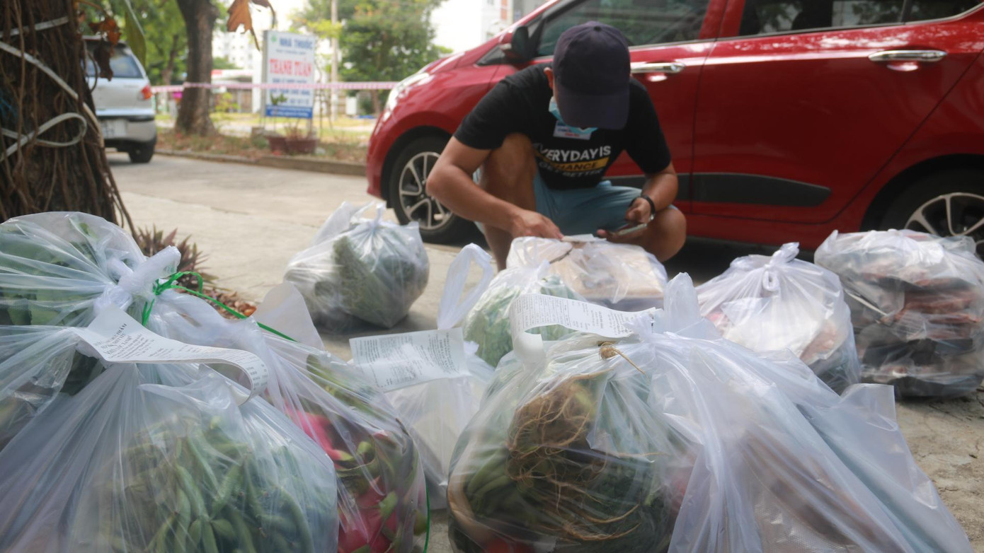 Người dân tự tính tiền, chuyển qua cho Tổ COVID-19 cộng đồng để chuyển cho đơn vị cung ứng. Theo ông Phước, khoảng 6-8 tiếng sau khi tổng hợp đăng ký sẽ có hàng cho dân.