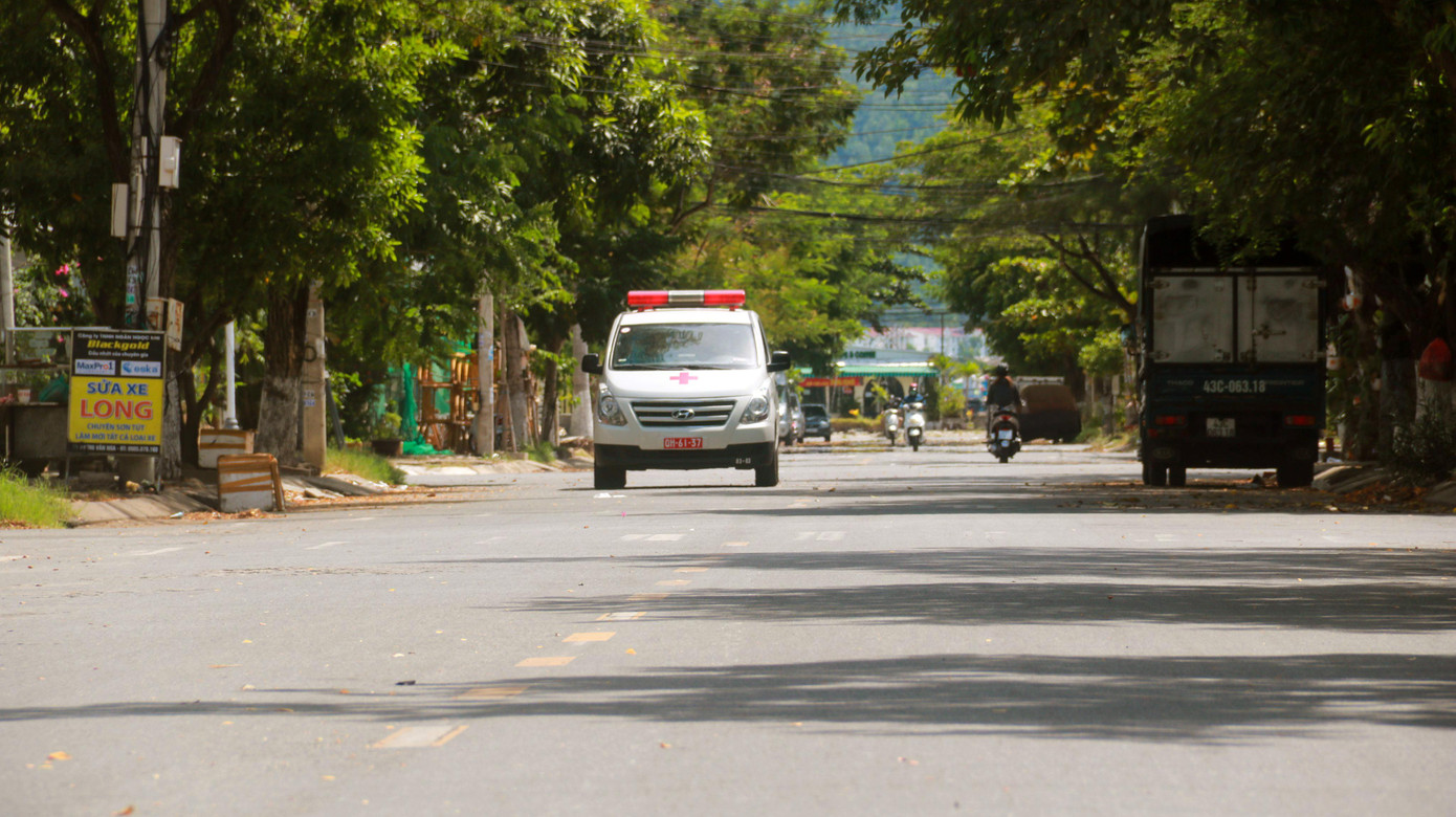 Bên trong phường Nại Hiên Đông vắng vẻ. Xe cứu thương vận chuyển bệnh nhân được ra vào các chốt kiểm soát.