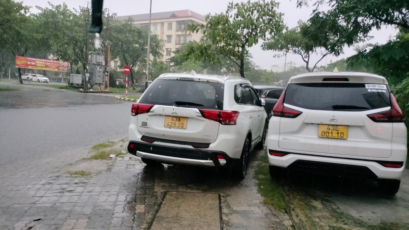 Các vị trí cao đều được người dân tận dụng để xe. Ông Nguyễn Văn Huy (một hộ dân sống tại phường Nại Hiên Đông, quận Sơn Trà) cho biết: Năm ngoái, mưa lịch sử đã làm cả khu vực dân cư bị ngập nước, xe bị ngập hư hỏng. Rút kinh nghiệm, nên khi có cảnh báo mưa to đã chủ động đưa xe ô tô lên chỗ cao, đi làm bằng xe máy. Các vị trí cao đều được người dân tận dụng để xe. Ông Nguyễn Văn Huy (một hộ dân sống tại phường Nại Hiên Đông, quận Sơn Trà) cho biết: Năm ngoái, mưa lịch sử đã làm cả khu vực dân cư bị ngập nước, xe bị ngập hư hỏng. Rút kinh nghiệm, nên khi có cảnh báo mưa to đã chủ động đưa xe ô tô lên chỗ cao, đi làm bằng xe máy.