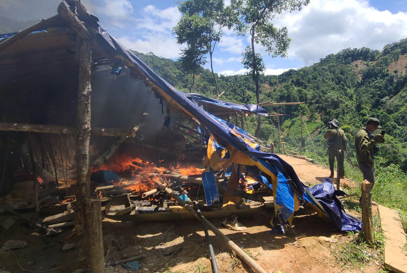 Lực lượng chức năng đốt một lán trại của phu vàng tại khu vực phát hiện khai thác vàng trái phép. Lực lượng chức năng đốt một lán trại của phu vàng tại khu vực phát hiện khai thác vàng trái phép.