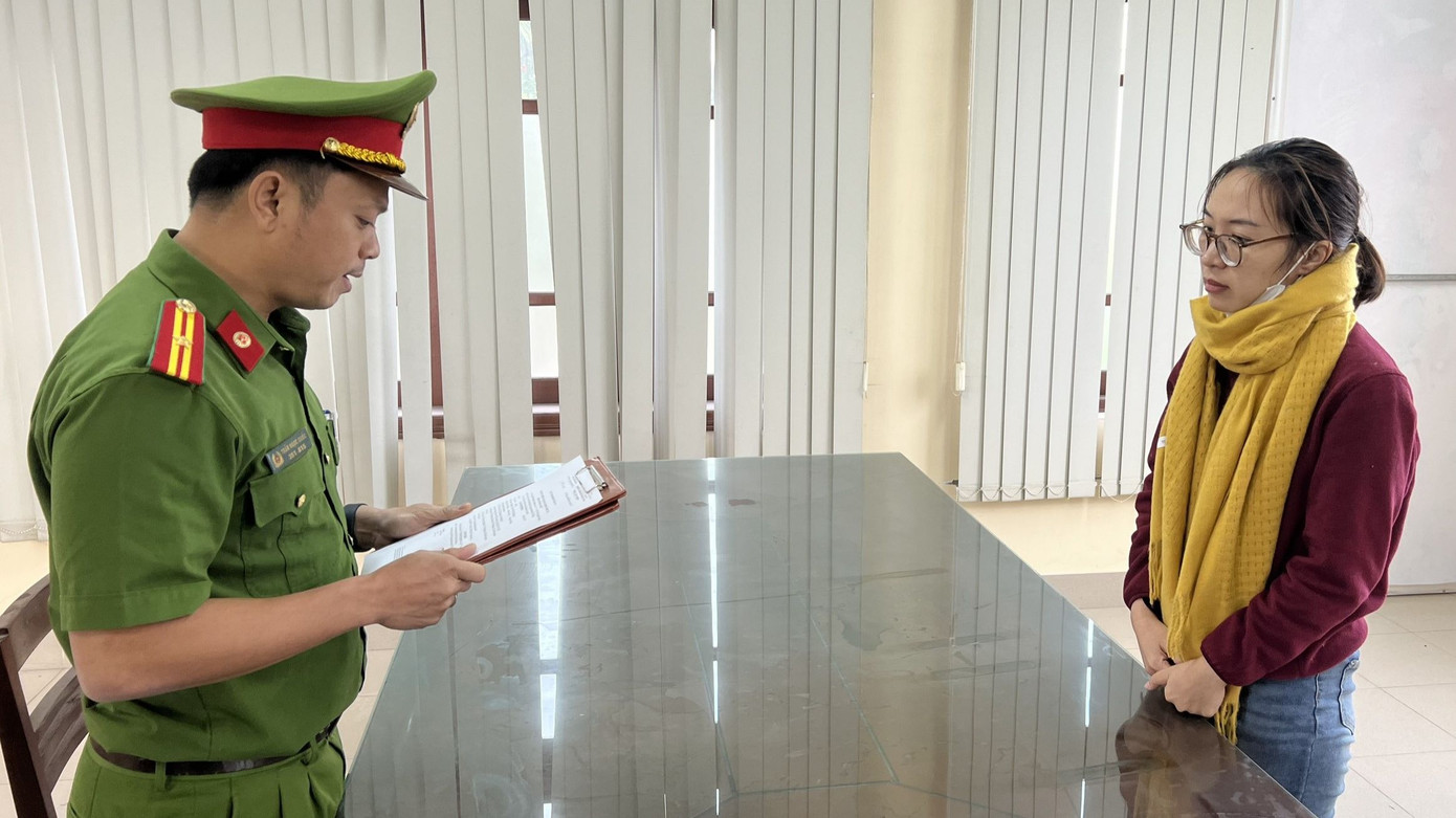 Công an thực hiện lệnh khởi tố đối với Nguyễn Thị Dung. Công an thực hiện lệnh khởi tố đối với Nguyễn Thị Dung.