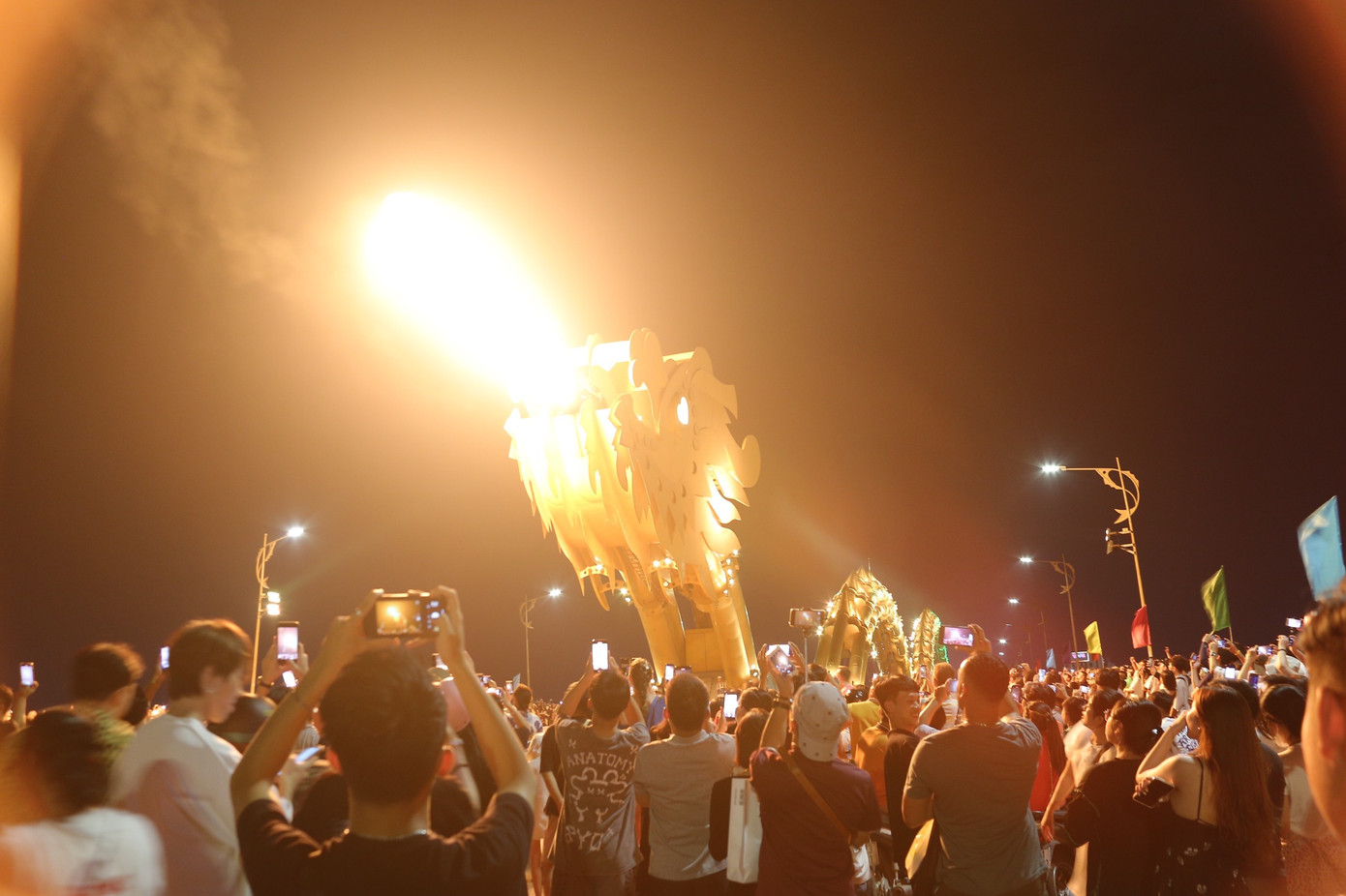 Khoảnh khắc cầu Rồng phun lửa khiến mọi người thích thú. Khoảnh khắc cầu Rồng phun lửa khiến mọi người thích thú.