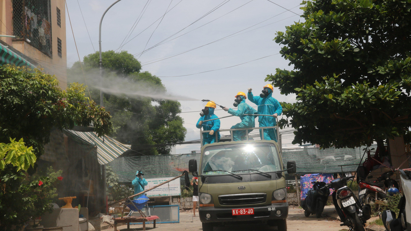 Thời tiết nắng nóng, các chiến sĩ phải làm việc trong trang phục bảo hộ nhiều giờ liền.