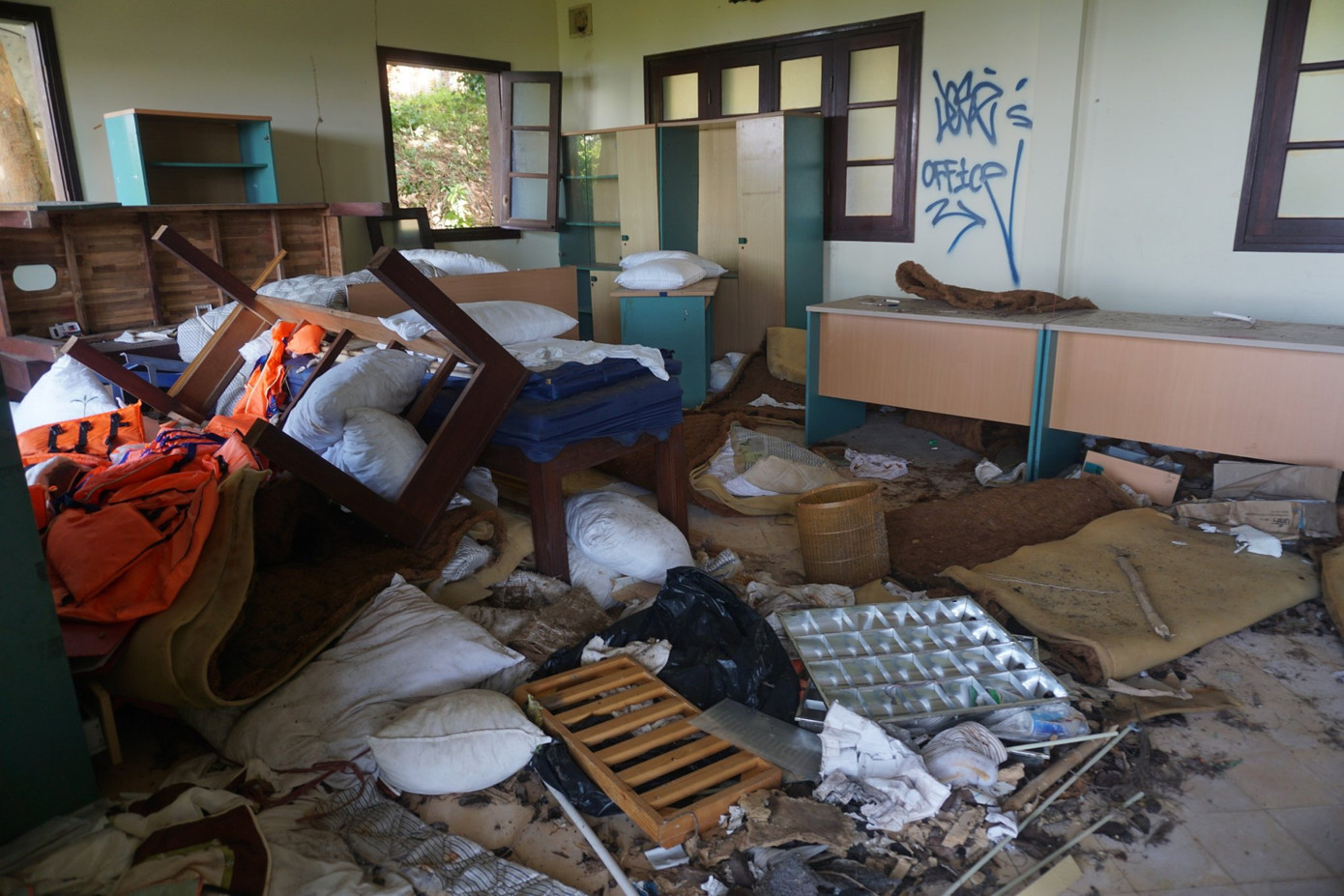 Đi vào trong các căn biệt thự bỏ hoang ở Sơn Trà là khung cảnh xuống cấp, hư hỏng, hoang tàn.