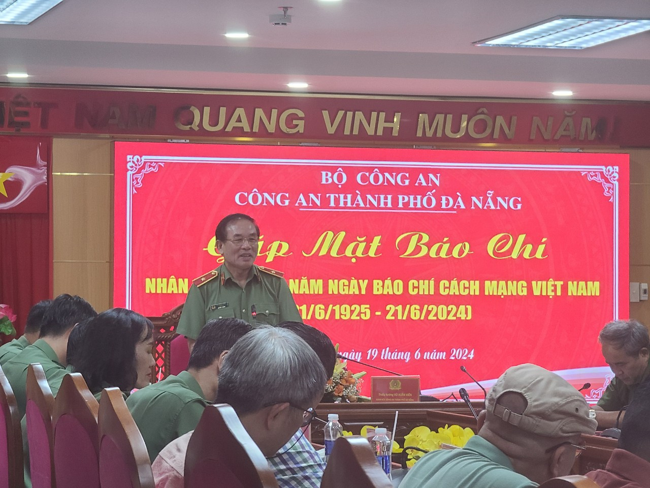 Thiếu tướng Vũ Xuân Viên trao đổi thông tin với báo chí tại buổi gặp mặt. Thiếu tướng Vũ Xuân Viên trao đổi thông tin với báo chí tại buổi gặp mặt.