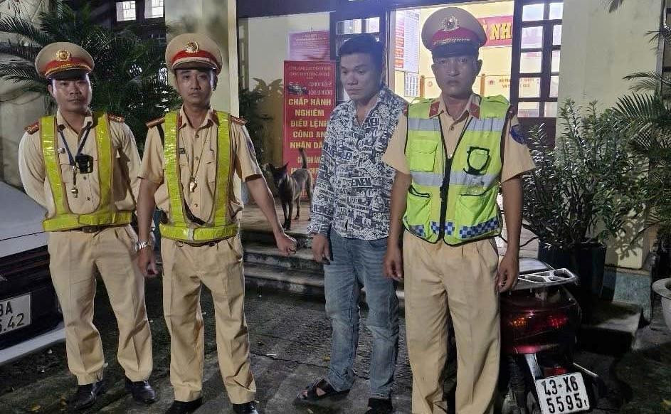 Đối tượng Doãn Đức Lập bị khống chế, bắt giữ. Đối tượng Doãn Đức Lập bị khống chế, bắt giữ.