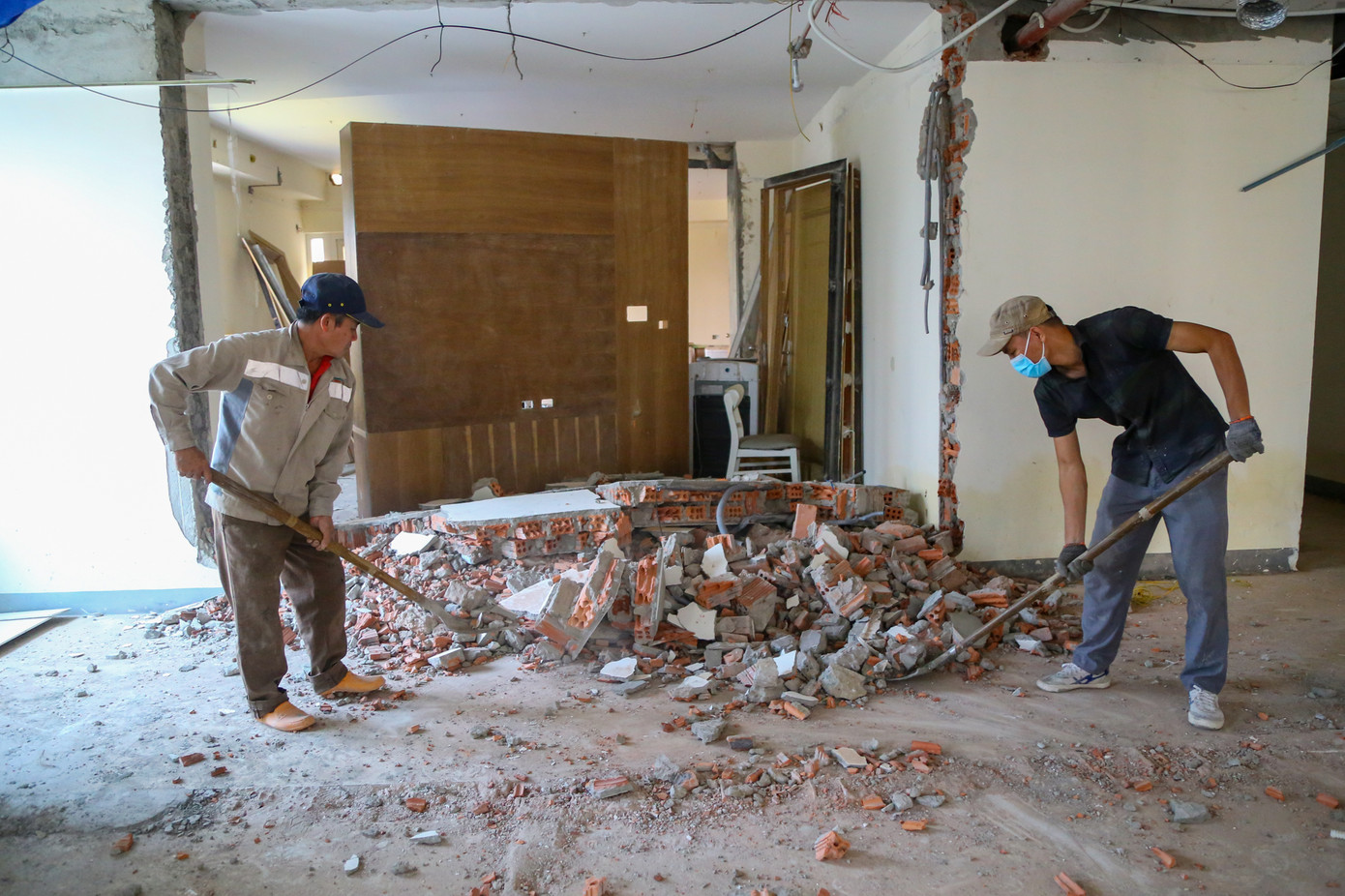 Tại buổi họp báo quý I/2023, Sở Xây dựng TP. Đà Nẵng cho biết: Chủ đầu tư đã tự nguyện chấp hành và tháo dỡ khoảng 50% với 78 căn hộ ở các tầng trước đây bố trí diện tích bãi đỗ xe, nhà trẻ.